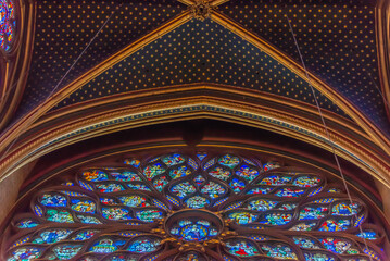 Obraz premium Paris, France - Dec. 27 2022: The stunning stained glass window and the beautiful ceiling in Saint-Chapelle in Paris