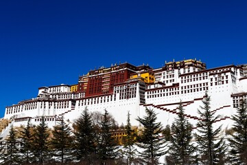 conic Potala Palace, former winter retreat of the Dalai Lama, majestically overlooks Lhasa, Tibet, embodying centuries of spiritual and architectural significance.  - obrazy, fototapety, plakaty