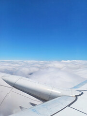 Vuelo en Avión sobre las nubes, paisaje natural sobre cielo Centroamericano despejado, toma...