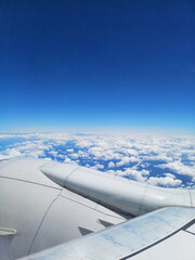 Vuelo en Avión sobre las nubes, paisaje natural sobre cielo Centroamericano despejado.