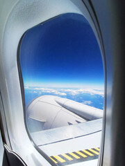 Vista del Cielo azul y despejado desde la ventanilla de un avión.