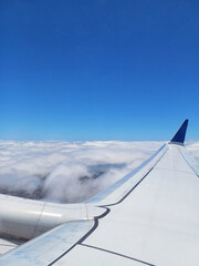 Avión volando sobre las nubes y cielo despejado, espacio aéreo centroamericano.