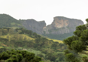 Fototapeta na wymiar Em meio à deslumbrante paisagem da Serra da Mantiqueira, na Estância Climática São Bento do Sapucaí. Está localiza a Pedra do Baú.