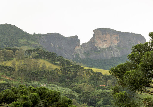 Em meio à deslumbrante paisagem da Serra da Mantiqueira, na Estância Climática São Bento do Sapucaí. Está localiza a Pedra do Baú.