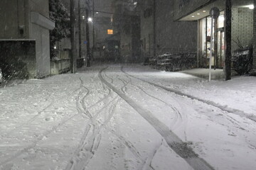 日本の都会の大雪　街の風景 車の轍と足跡