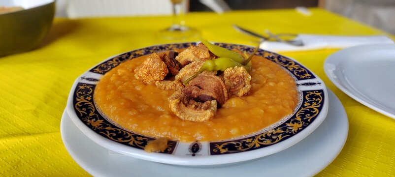 patatas con torreznos al estilo la alberca