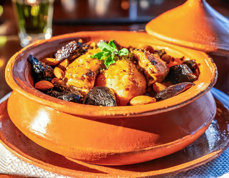 D&eacute;licieux Tajine poulet pruneaux et amendes, servit dans un plat traditionnel