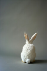 Obraz premium close up of a pink rabbit photographed from behind.Minimal creative Easter nature concept.Copy space,top view.Generative AI