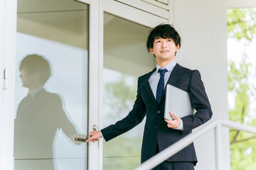 若いスーツ姿の教員・教師・教育実習生・塾講師・講師

