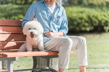 犬の散歩をする愛犬家の中高年男性・ドッグセラピー
