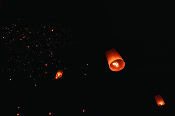 The beauty of the lanterns floating in the sky during the Yi Peng Festival and the Floating Lantern...