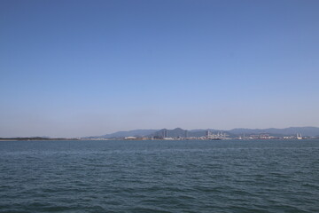 Fototapeta premium 福岡市の博多湾から見た福岡都市風景