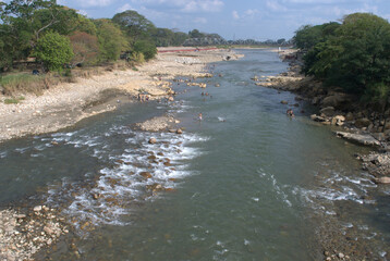 Rios mientras bajan de las monta&ntilde;as,ayudan en el riego y diversion.