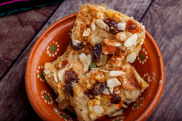 capirotada o pudin, postre tradicional mexicano