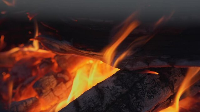 焚き火・薪を燃やす・キャンプ・暖炉イメージ