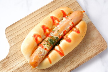 おいしそうなフランクフルトソーセージパン（ホットドッグ）
