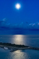 Obraz premium 海と月光