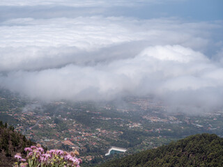 Puerto de la Cruz unter Wolken