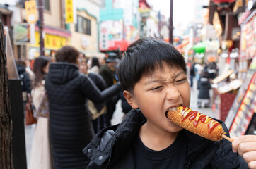 横浜中華街で食べ歩きをする日本人の男の子