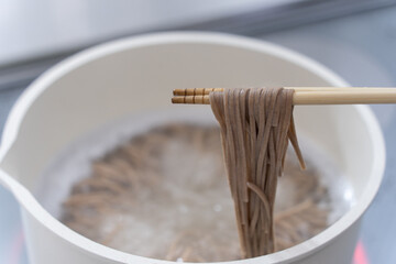 おそばを茹でる