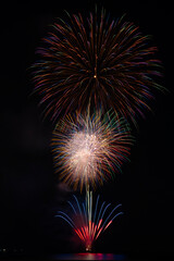 海上に打ち上がる花火