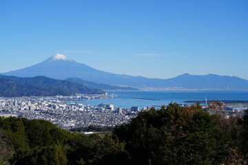 Fototapeta na wymiar 日本平から望む清水港と富士山