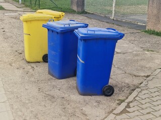 Mülltonnen - gelb , blau - Papier , Plastik 2
