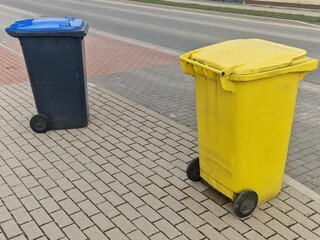 Mülltonnen - gelb , blau - Papier , Plastik 3