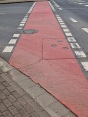Roter Geh- und Radweg über eine Straße