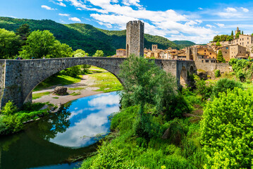 Obraz premium Beautiful views of the stunning city of Besalu, in Catalonia, Spain