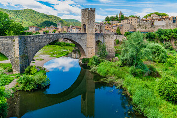Beautiful views of the stunning city of Besalu, in Catalonia, Spain - obrazy, fototapety, plakaty