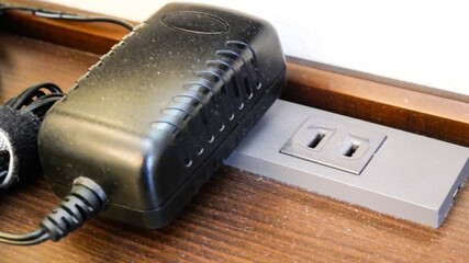 コンセントに電源アダプターを挿す