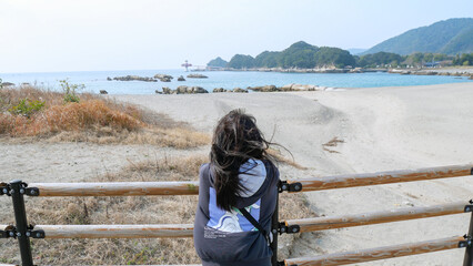 海を眺める女性