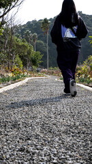 後姿の歩く女性