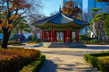 Obraz premium Seoul Korea Landmark Historic Architecture of Tapgol Park Pagoda, the first modern-style public park with pavilion in Korea