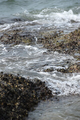 Felsen und Brandung an Strand in Thailand