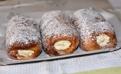 CANNOLI CON LA CREMA,DOLCE TIPICO DELLA TRADIZIONE ITALIANA.