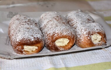 CANNOLI CON LA CREMA,DOLCE TIPICO DELLA TRADIZIONE ITALIANA.