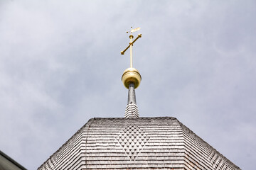 Kreuz als Spitze auf Kirchturm