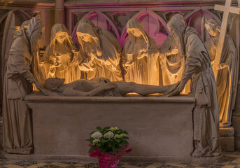Scène de la mise au tombeau du Christ dans la basilique de L'Épine, Marne, France