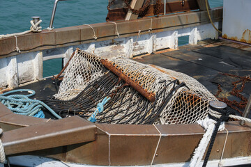 Details auf einem rostigen alten Fischkutter auf dem Mittelmeer (Adria)