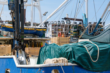 Auf einem Fischkutter / Fischreiboot / Fischtrawler auf dem Mittelmeer (Adria) - Kisten und...