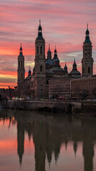 Fototapeta na wymiar Light and Color in Aragon: The Majestic Sunset in Zaragoza, Witness to the Beauty of the Pilar and the Ebro