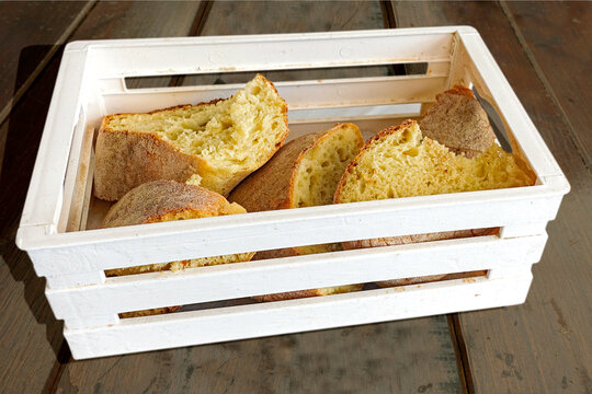 Fette di pane in una cassetta di legno 1168