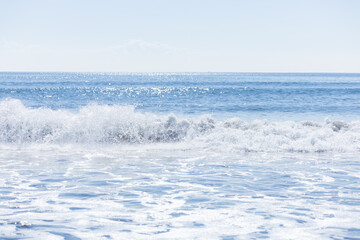 白く砕ける波と青い海と空（辻堂海浜公園）