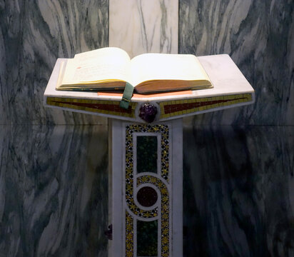 Bibbia su un ambone di marmo con croce e libro