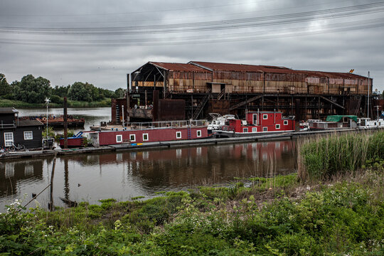 Living on River Elbe at Tiefstack