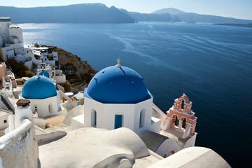 Kenmerkend voor het eiland Santorini in Griekenland zijn de witte huizen en kerken met een blauwe koepel. Een toeristische trekpleister voor cruiseschepen.