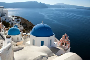 Fototapeten Kenmerkend voor het eiland Santorini in Griekenland zijn de witte huizen en kerken met een blauwe koepel. Een toeristische trekpleister voor cruiseschepen. © ArieStormFotografie
