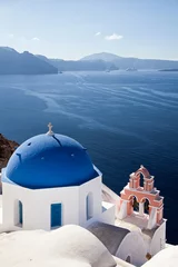 Fototapeten Kenmerkend voor het eiland Santorini in Griekenland zijn de witte huizen en kerken met een blauwe koepel. Een toeristische trekpleister voor cruiseschepen. © ArieStormFotografie